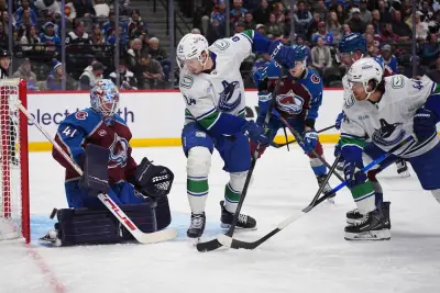 Nathan MacKinnon, Avalanche keep white-hot start rolling with home win against Canucks