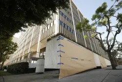 Arson suspect accused of tossing firebomb at downtown federal building