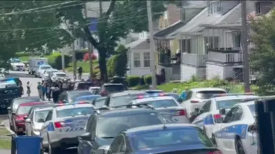 Crowd swarms ICE agents making arrest in Worcester